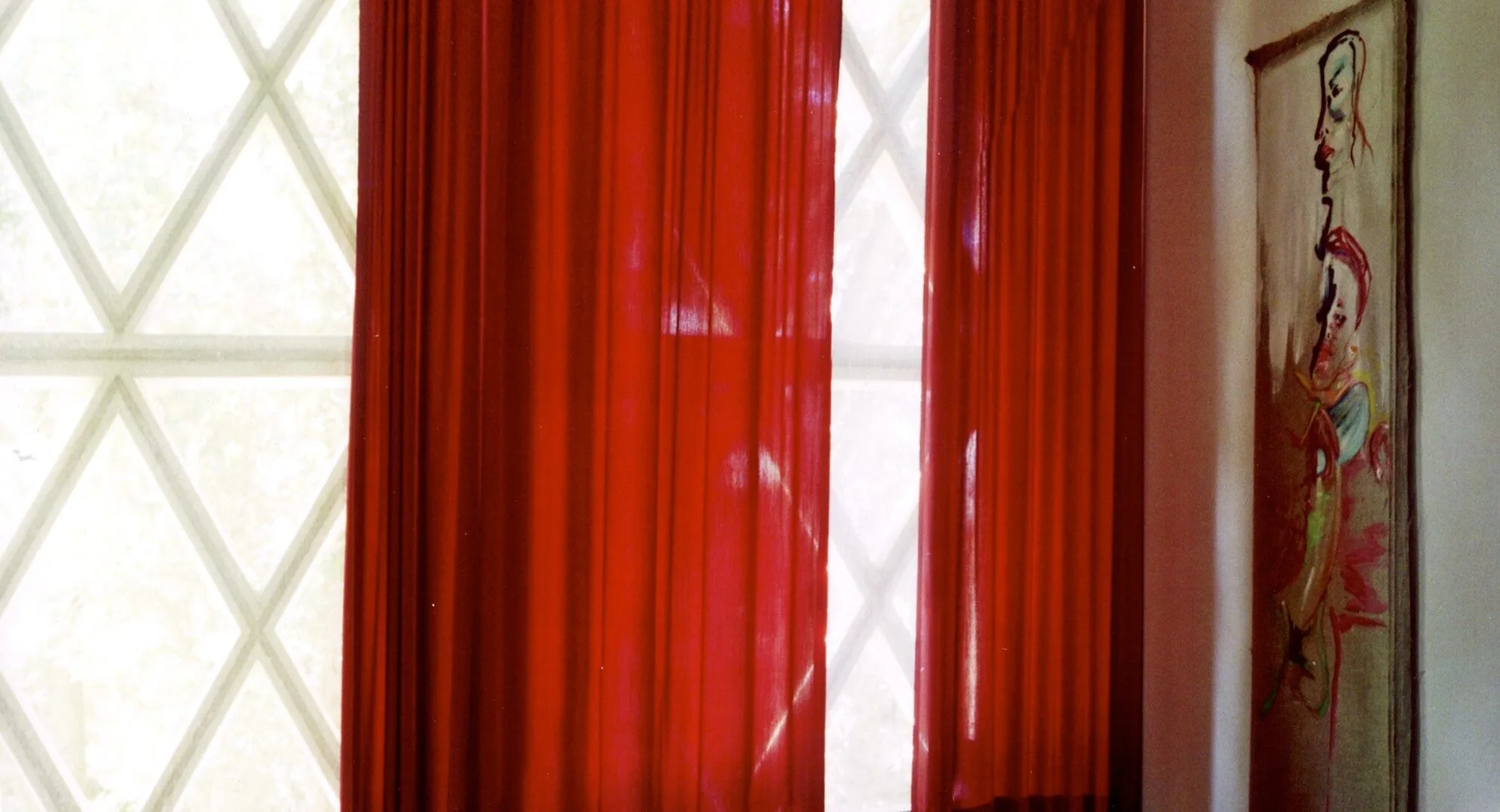 Blick auf die Fensterfront — rote Vorhänge