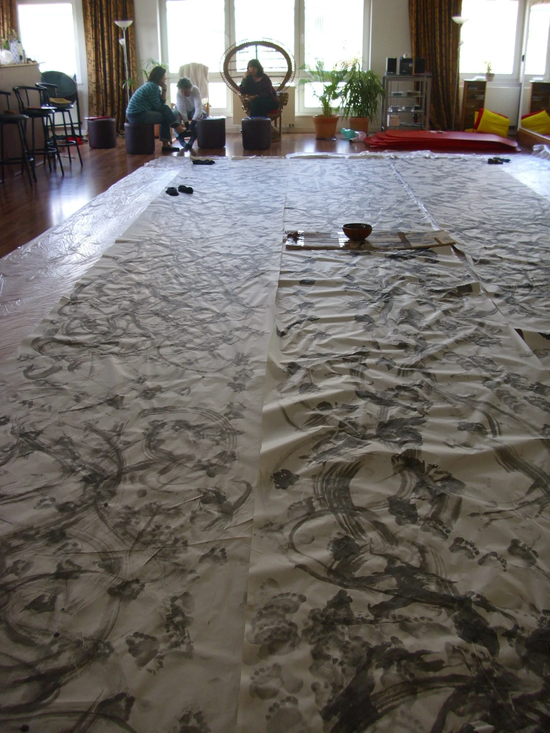 Workshop — Papierbögen auf dem Boden